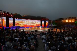 蓝黑色的海洋！国米夺冠庆典席卷米兰城 大教堂广场惊现中国国旗